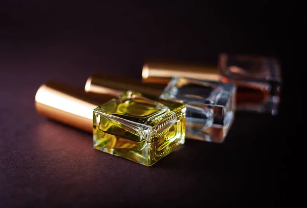 Drie Kleine Flesjes Parfum — Stockfoto