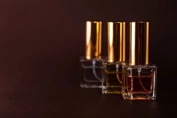 Trzy Małe Perfumy Ciemnym Tle — Zdjęcie stockowe