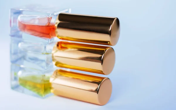 Diferentes Perfumes Pequeños Sobre Fondo Claro —  Fotos de Stock