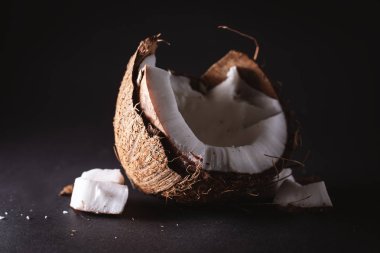 Koyu arka plan üzerinde tropikal Hindistan cevizi.