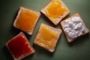Çeşitli tatlı sıkışmaları ile lezzetli tost