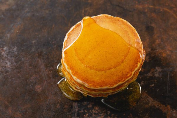 Куча блинчиков с медом