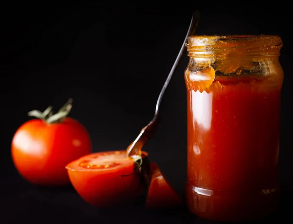 Fles van verse tomatensaus — Stockfoto