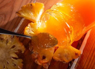 Ananas reçeli eski ve rustik ahşap tablo