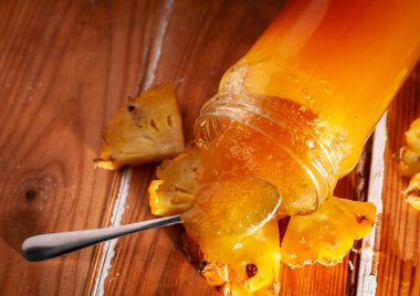 Taze ananas Jam eski ve rustik ahşap masa üzerinde yapılan