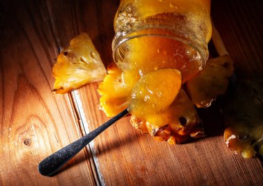 Ananas reçeli eski ve rustik ahşap tablo