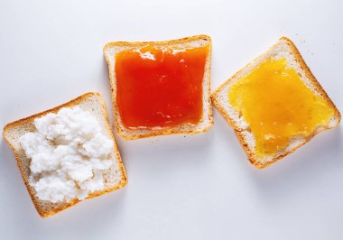  Tost farklı sıkışmaları ile beyaz arka plan üzerinde ayarla 