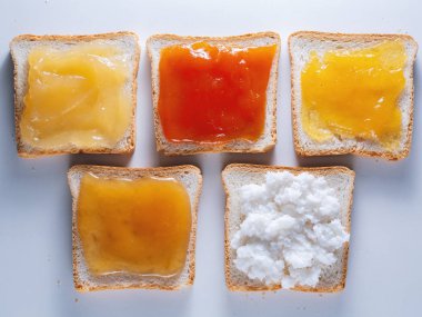 Kahvaltıda kızarmış ekmek jam.