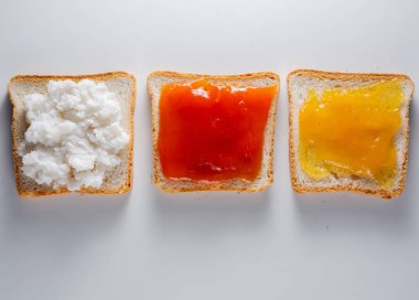 Tost farklı sıkışmaları ile beyaz arka plan üzerinde ayarla 