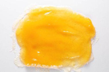 Beyaz arka planda sarı reçel