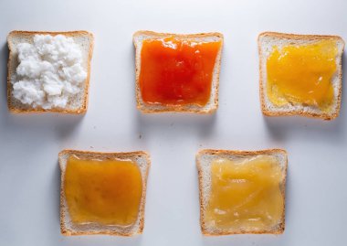 Kahvaltıda kızarmış ekmek jam.