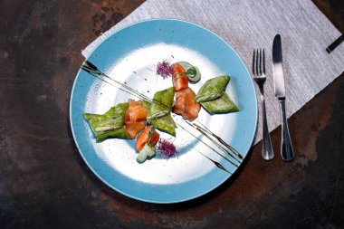 Ispanaklı krep peynir ve somon ile