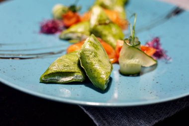 Ispanaklı krep peynir ve mavi plaka somon ile