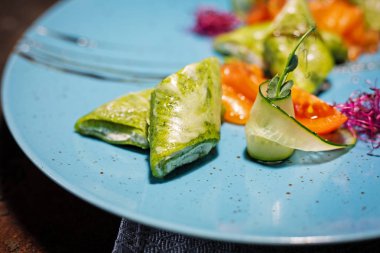 Ispanaklı krep peynir ve mavi plaka somon ile