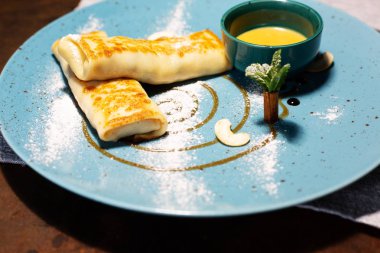 geleneksel krep rulo mavi plaka üzerinde 