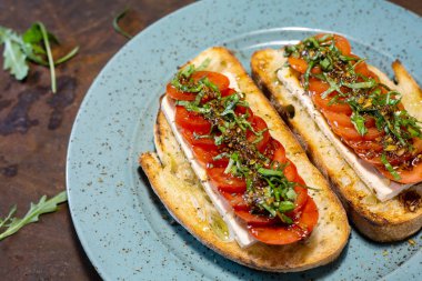 soya peyniri ve domates Bruschetta
