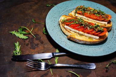 soya peyniri ve domates Bruschetta