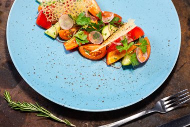 Taze sebze salatası. 