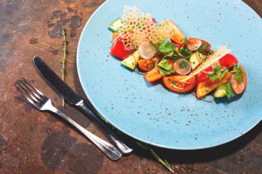 Taze sebze salata tabağı domates, ıspanak, biber, arugul