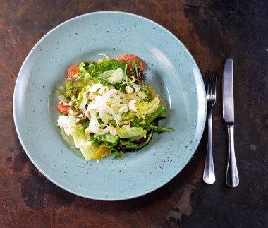 yeşil salata yaprakları ve kaju fıstığı