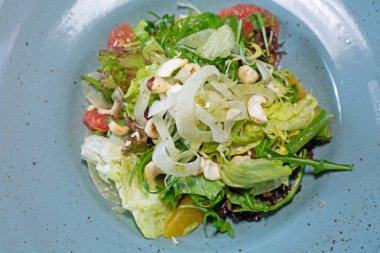 yeşil salata yaprakları ve kaju fıstığı