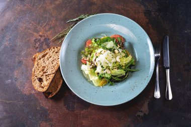 Frisee, avokado, kaju fıstığı ile lezzetli salata