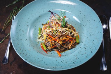 Sebzeli karabuğday eriştesi