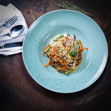 Zarif restoranda sebze ile Asya tarzı soba 