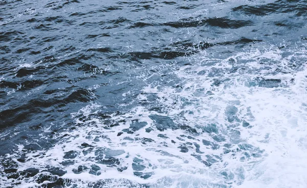 青は抽象的な背景として水を波紋した。穏やかな表面のテキスト — ストック写真