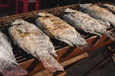 Kömür yanıyor tuz ile Tay pişirme balık ızgara