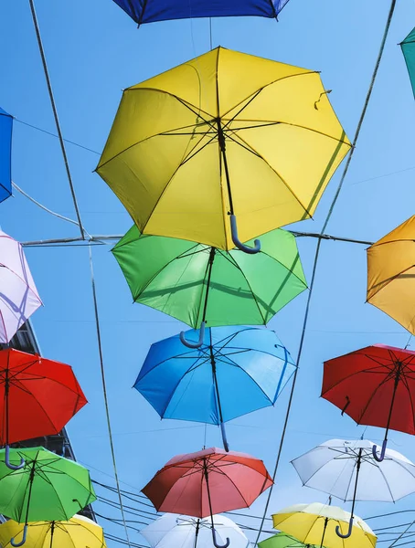 Parapluies colorés dans le ciel — Photo