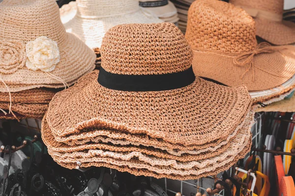 Chapéus de verão vendidos no mercado — Fotografia de Stock