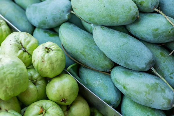 Thai green guava and mango — Stock Photo, Image