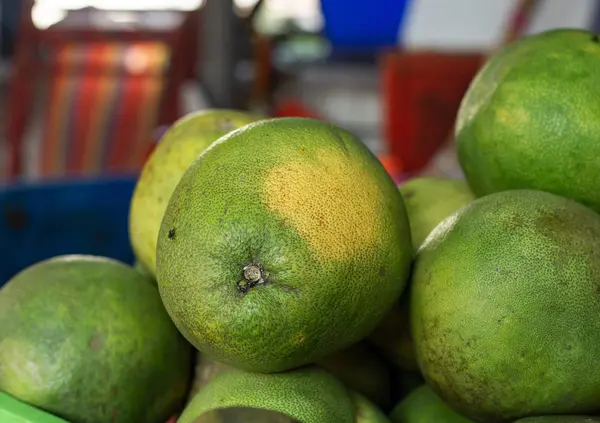 Pomelo fruit as a background on market stand in Thailand — Stock Photo, Image
