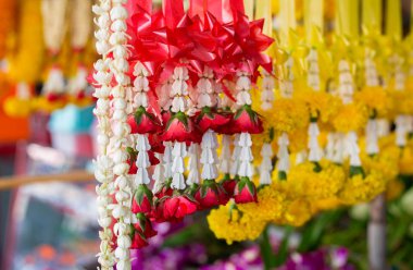 Tayland tapınağında kadife çelenk