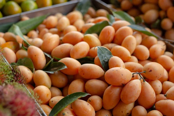 Thai tropical fruit on street stalls in ripening or harvest seas — Stock Photo, Image