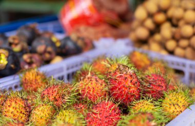 tay sokak pazarında taze rambutan meyve