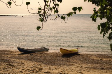 Kayak sırasında günbatımı kum plajındaki. Seyahat ve inziva.