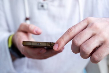 Akıllı cep telefonu tutan adamın ellerini yakın çekim