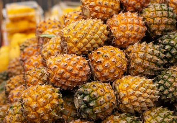 Ripe pineapples. Outdoor food market. Juicy tropical fruits — Stock Photo, Image