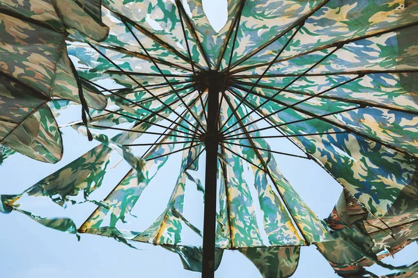 Vieux parasol de plage — Photo