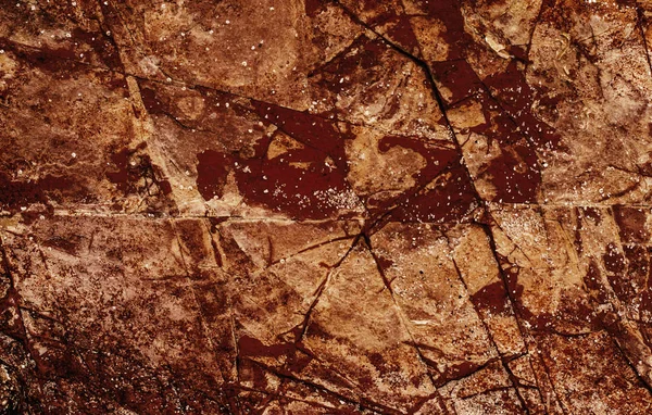 Textura áspera de pedra vermelha com rachaduras e torções close-up — Fotografia de Stock