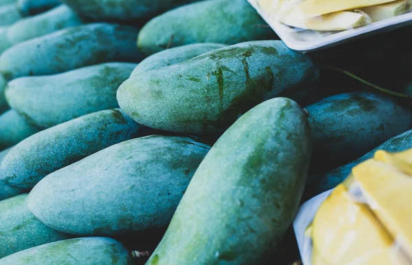 Pile of sweet and sour green raw mangoes prepared for selling in — Stock Photo, Image