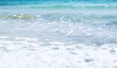 Mavi deniz suyu sakin.