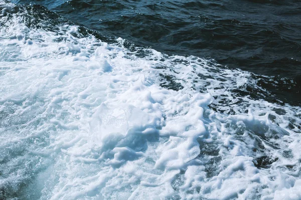 Blått klart vatten. Vackra blå havet våg — Stockfoto