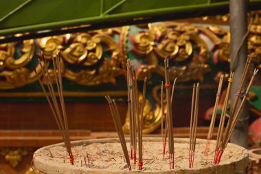 Budist tapınağıyakınında yanan tütsü çubukları