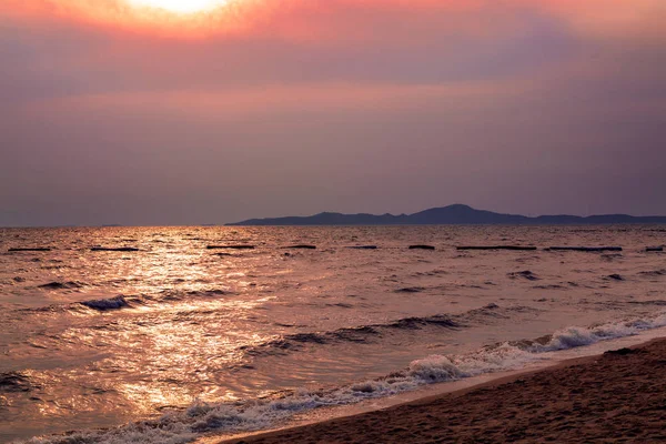 Belo pôr-do-sol rosa sobre o mar . — Fotografia de Stock