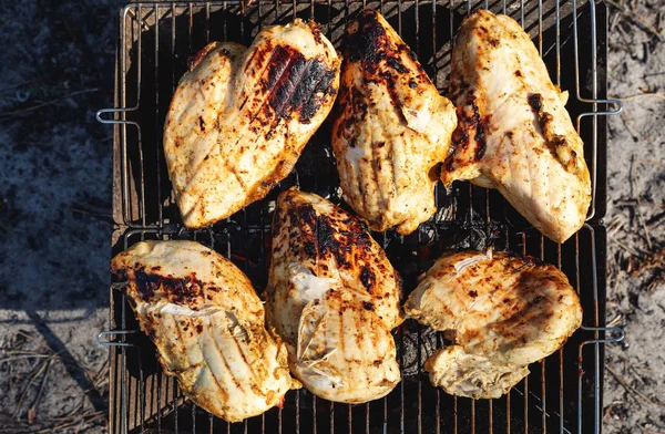 Grilovaný kuřecí plátek. Kuřecí řízek, vařené v grilovací rošt. — Stock fotografie