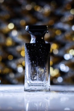 bokeh arka plan üzerinde siyah parfüm