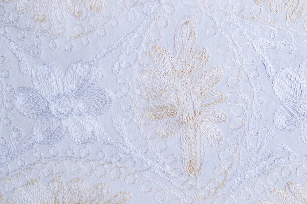 Romantyczny beżowy haftowany koronkowy płótno na białym tle. — Zdjęcie stockowe